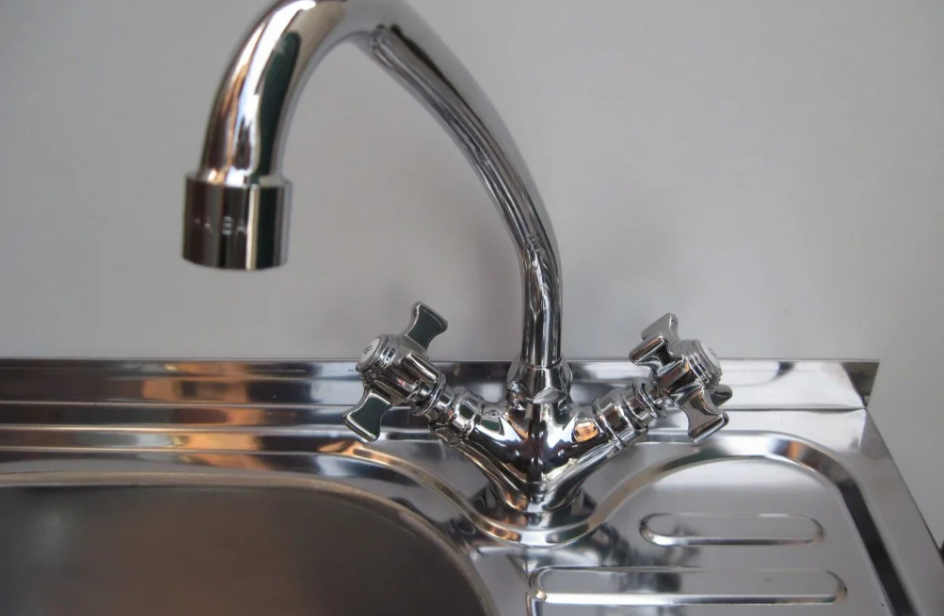 Kitchen faucet with 2 valves