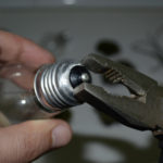 We remove the contact soldered into the neck of the flask..