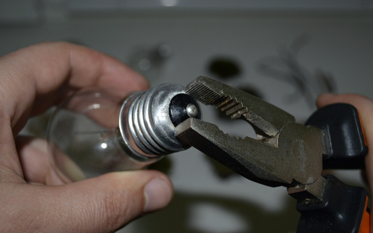 We remove the contact soldered into the neck of the flask..