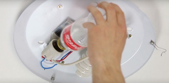 We remove the base using a plastic bottle.