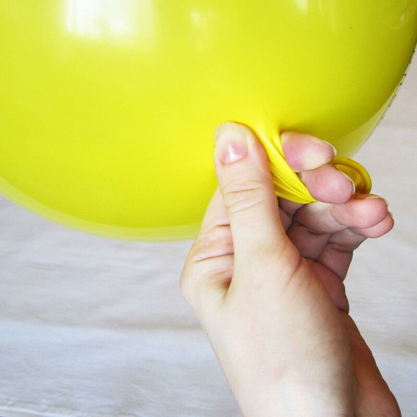 We make a chandelier from threads.