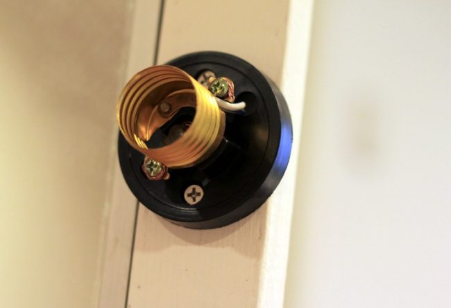 We fix the cartridges to the frame.