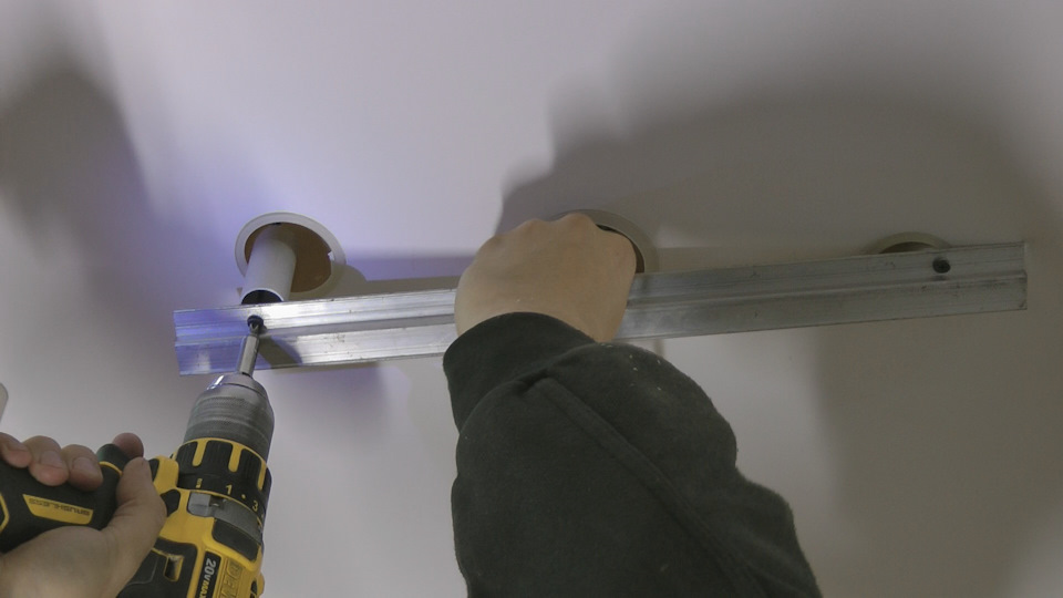 Installation of a strip with a stop