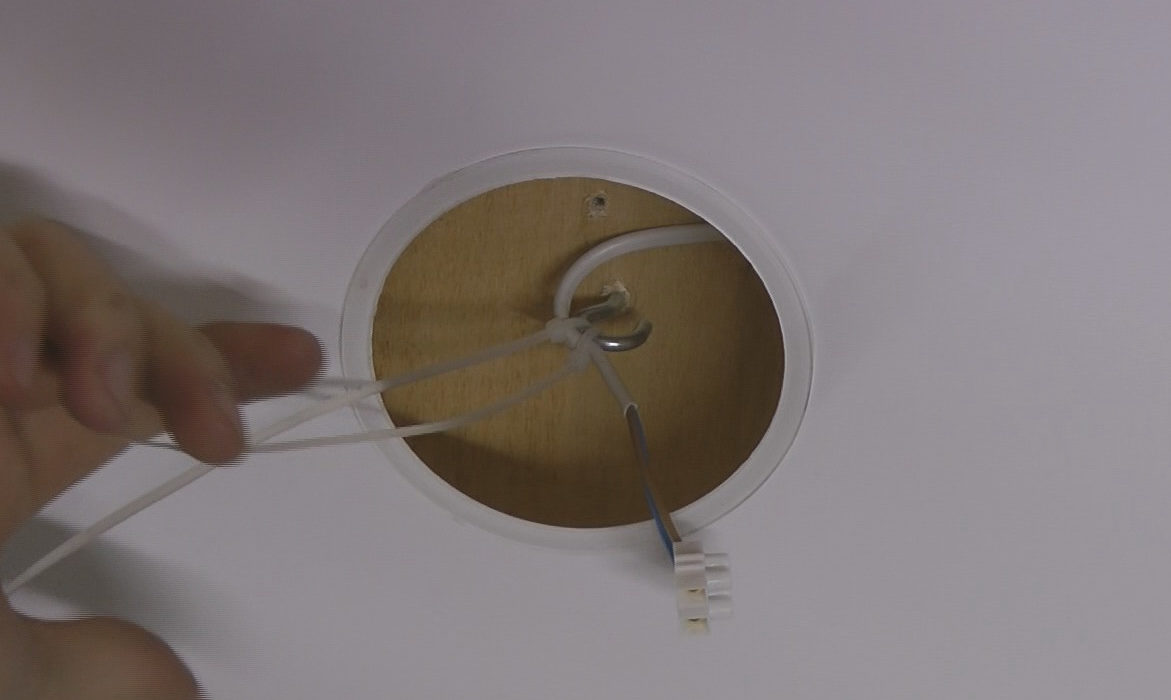 Fixing the cable on an additional hook with clamps.