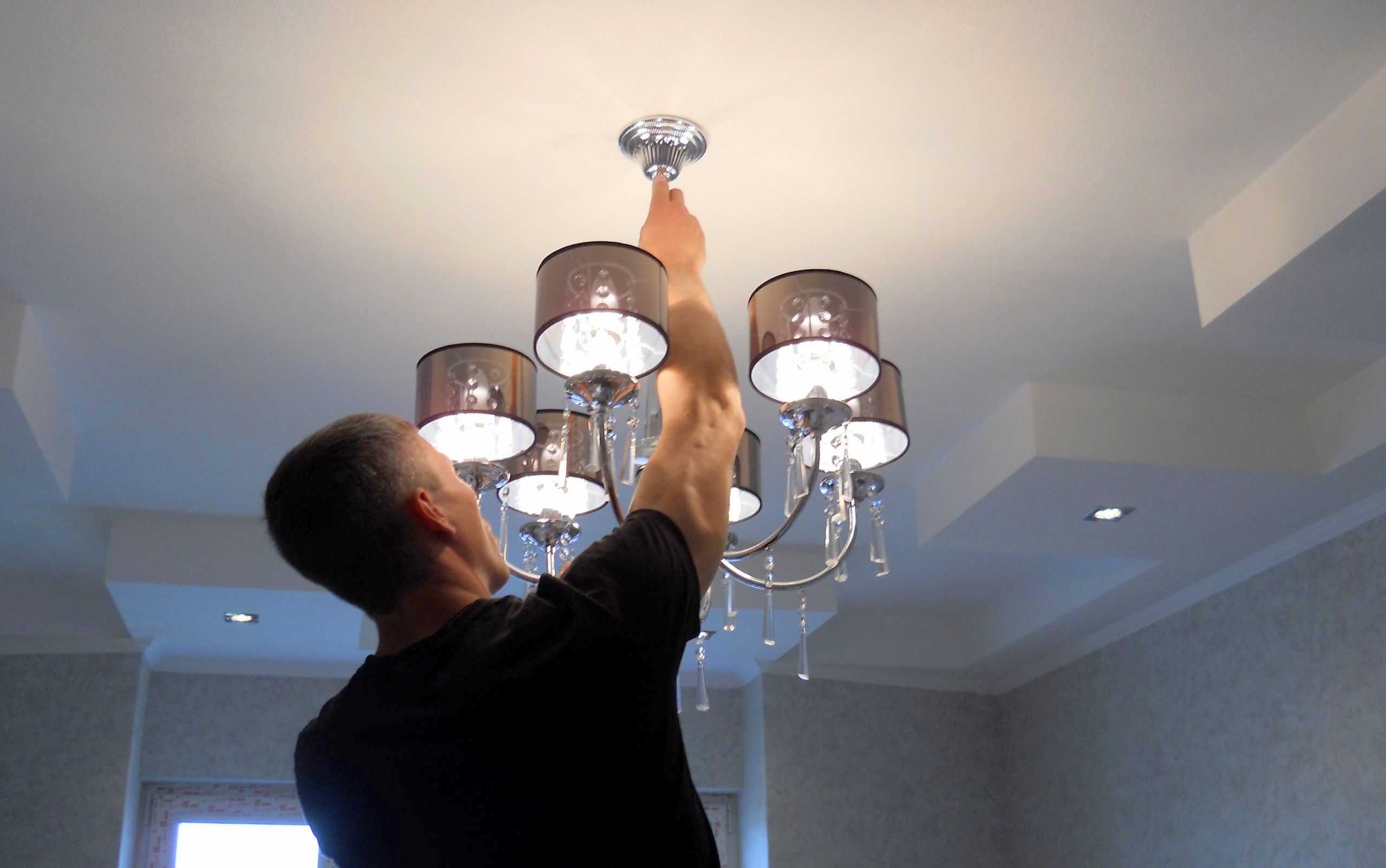 How to hang a chandelier on the ceiling