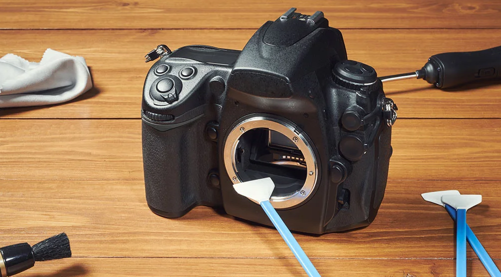 Cleaning the SLR camera sensor
