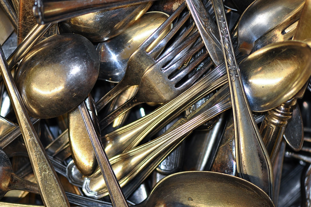 An example of improper storage of cutlery