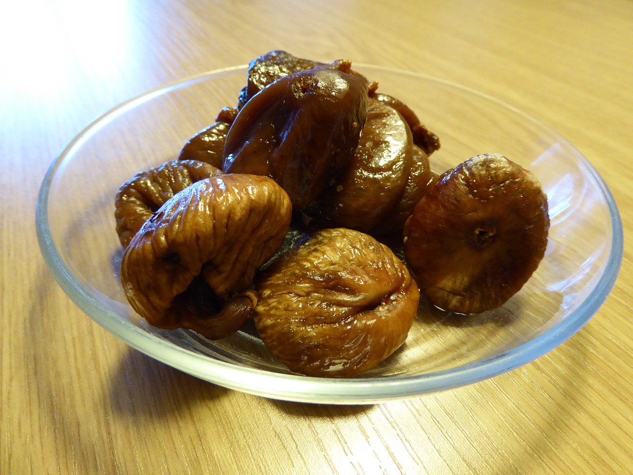 Figs in a glass plate