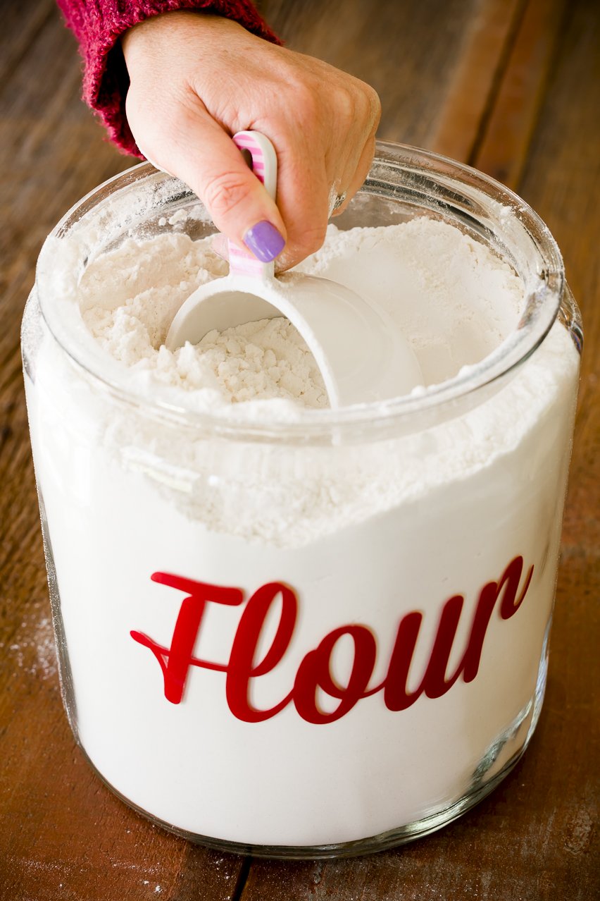 measuring flour with glasses
