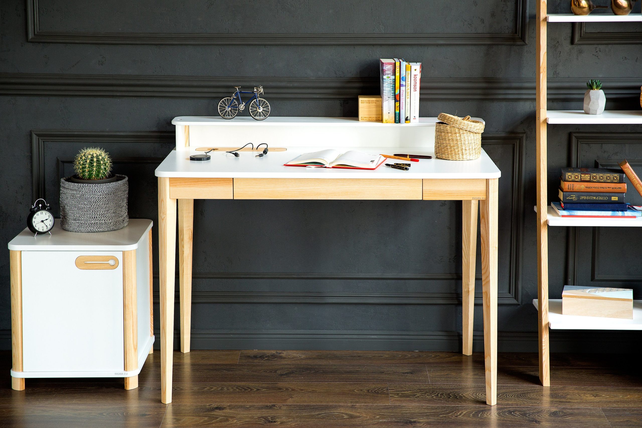 Scandinavian style desk 2