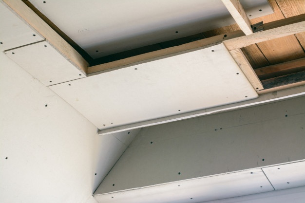 plasterboard on the ceiling in a wooden house