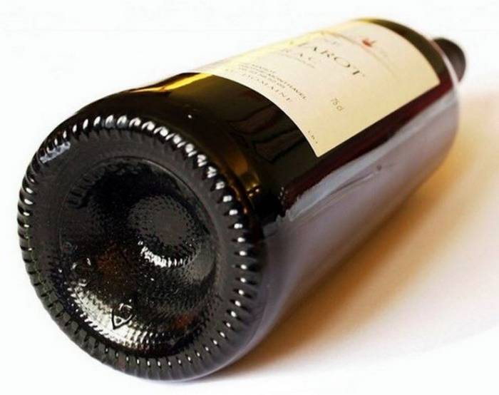Recess at the bottom of a wine bottle