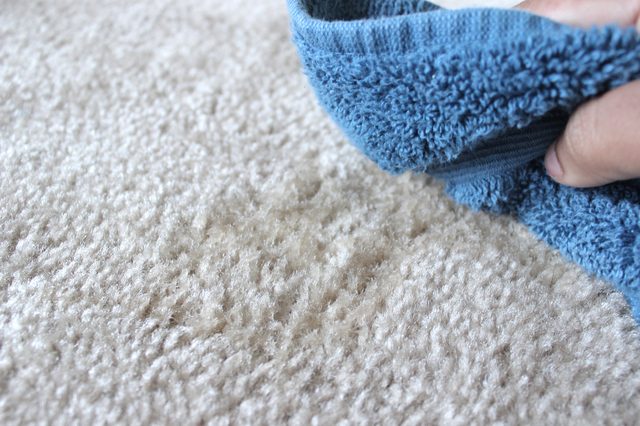 Cleaning carpet with vinegar