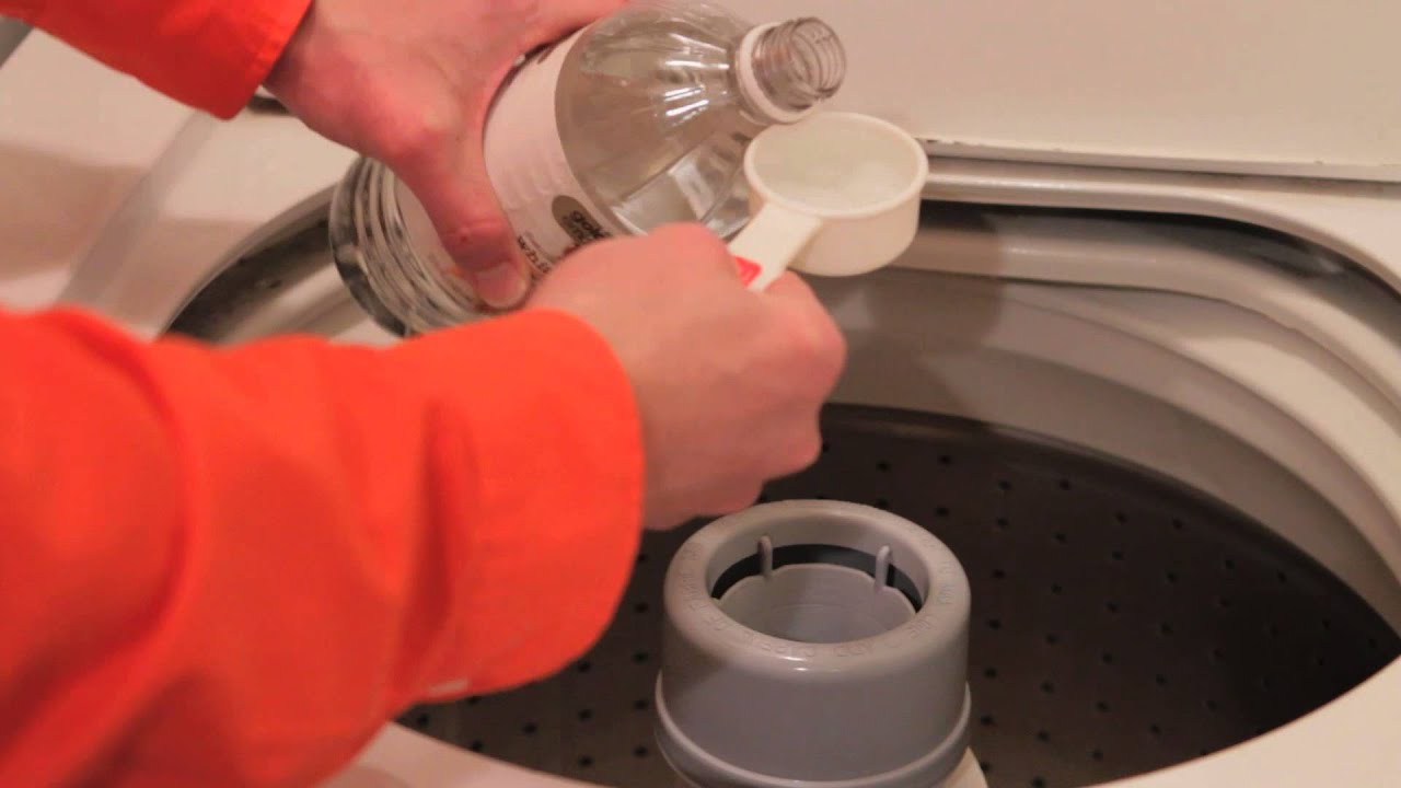 Cleaning the washing machine with vinegar