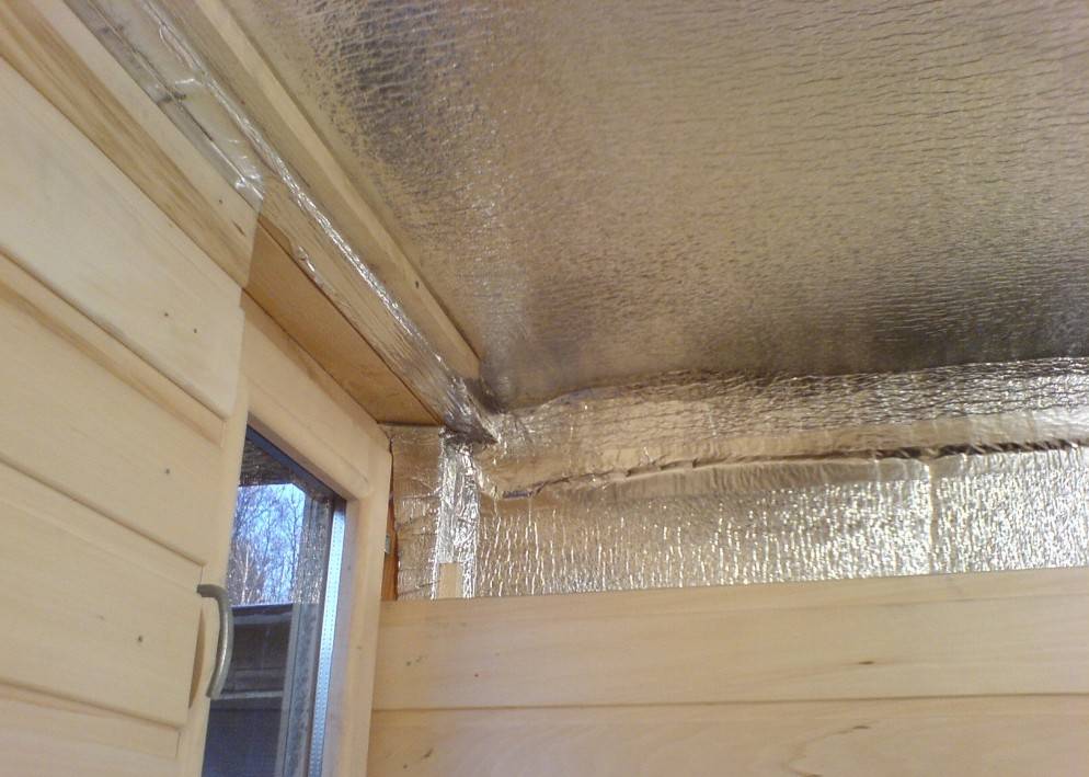 Foil for insulating a bath.