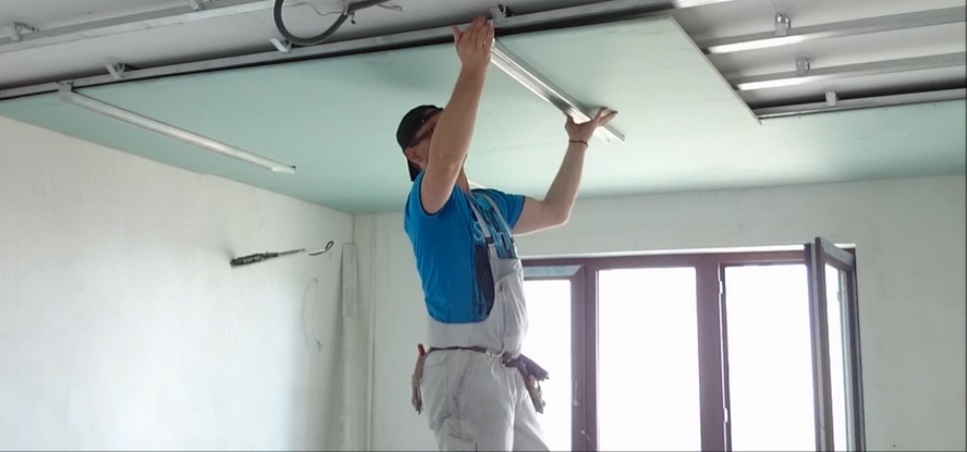 Leveling the ceiling with plasterboard.