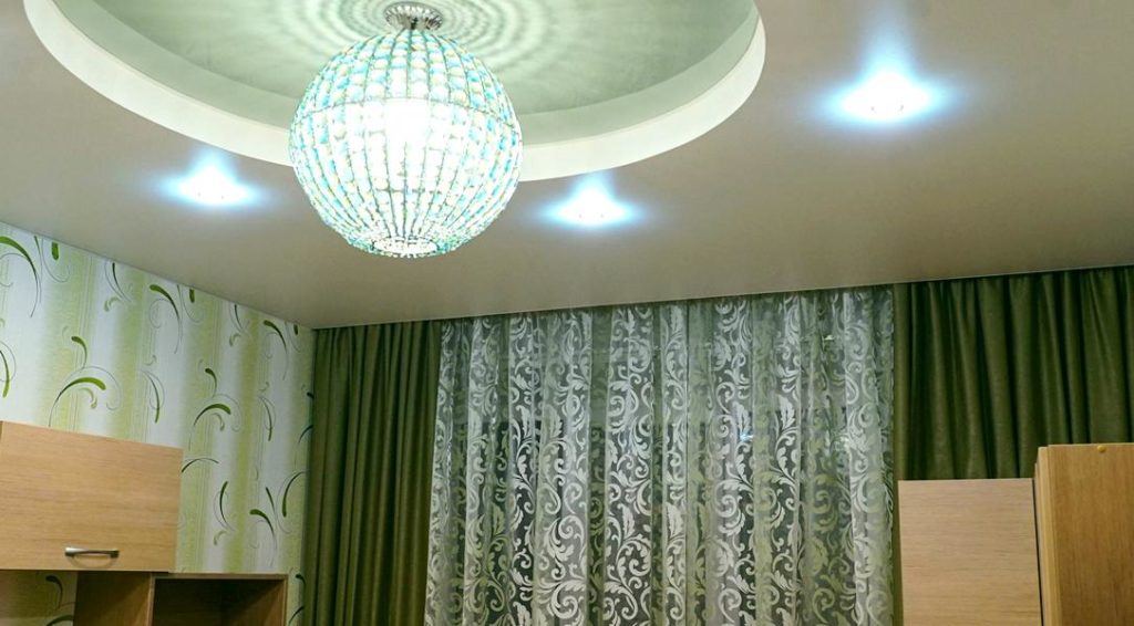 Type of curtains with a hidden cornice.