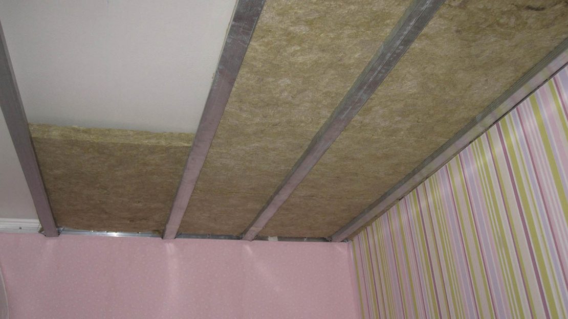 Soundproofing the ceiling with mineral wool.