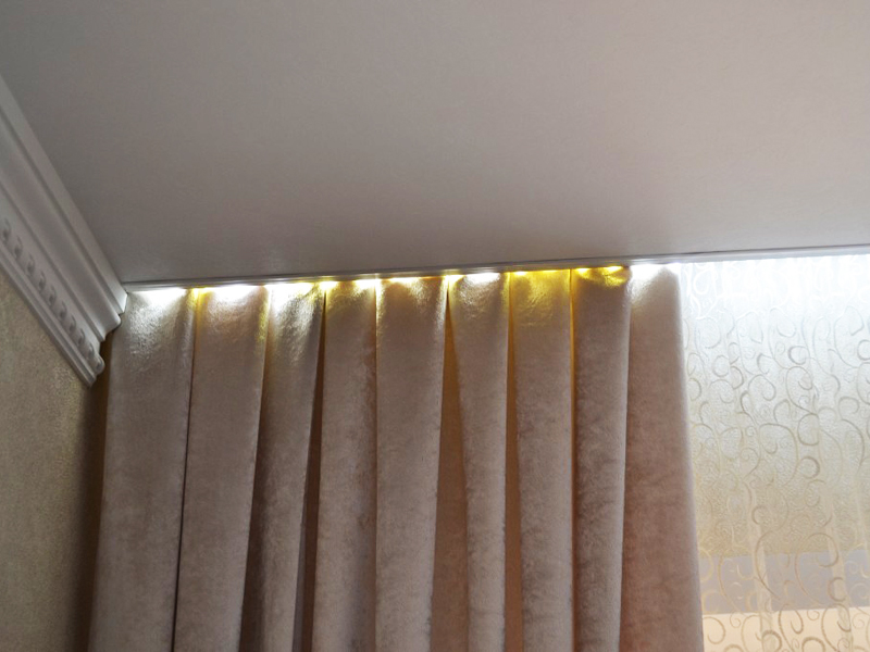 Niche for cornice with lighting.