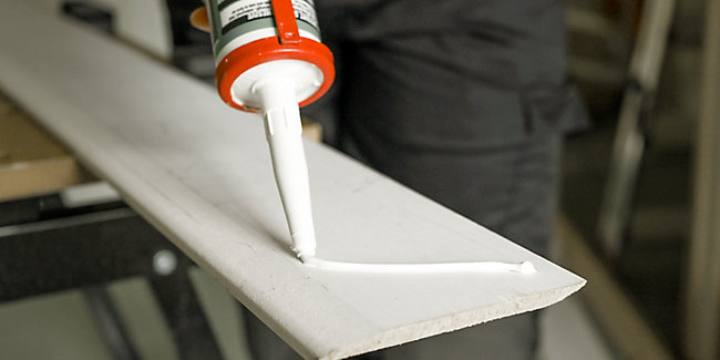 selection of glue for skirting boards on the ceiling