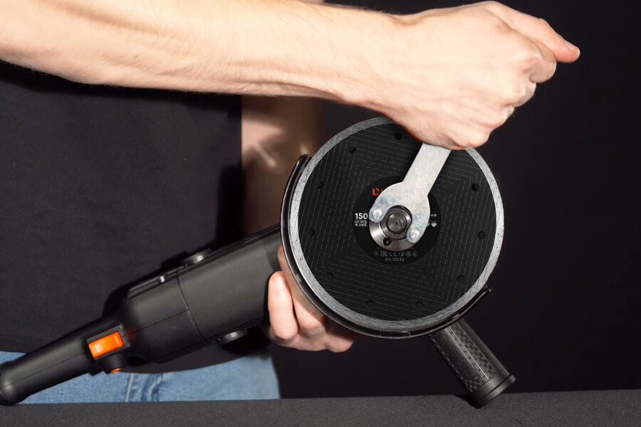 how to remove a disk from a helmet