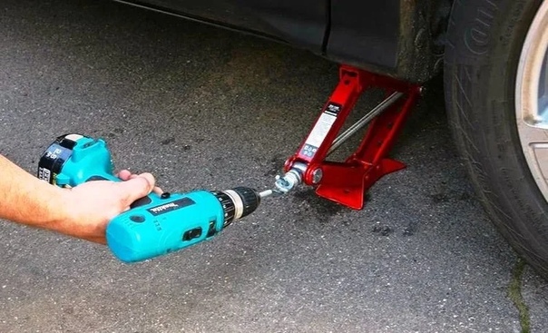 Electrification of a jack with a screwdriver