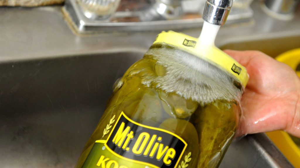 how to open a jar with hot water