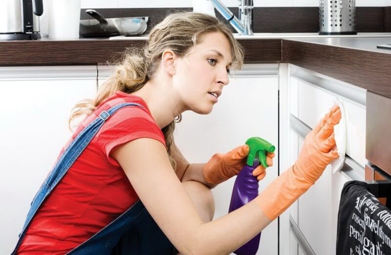 Washing the kitchen facade