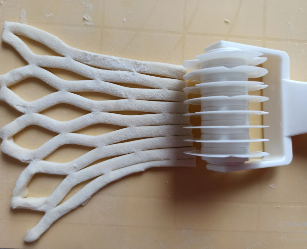 Roller for cutting dough into mesh