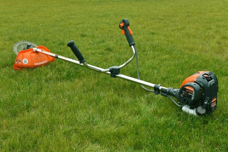 how to choose a petrol grass trimmer