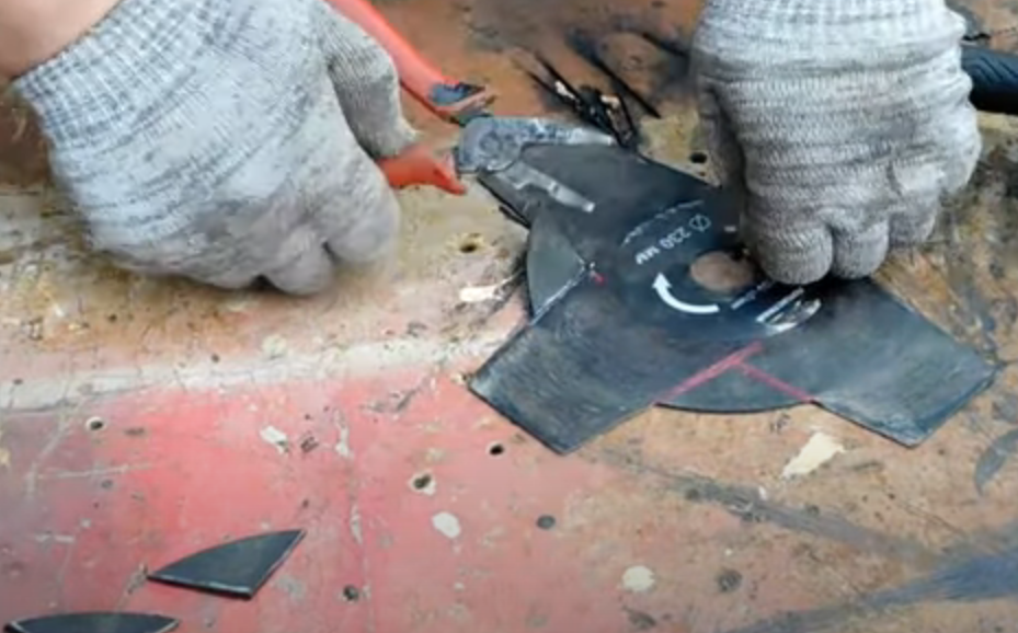 We cut off the blades of the disk.