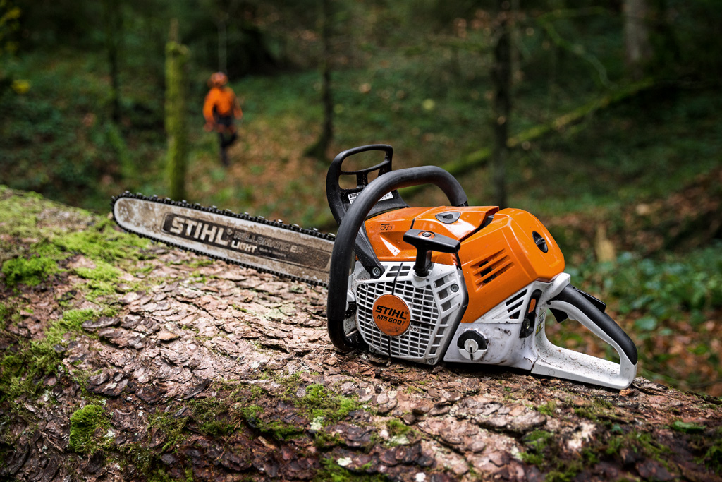 Is a gas or electric chain saw better?