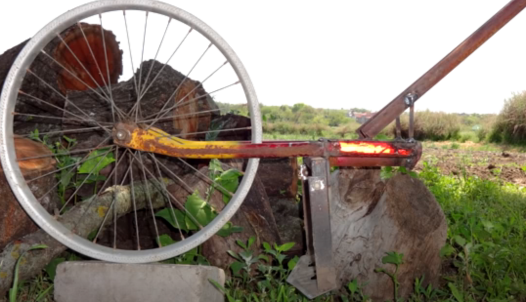 The blade on the frame is located at an angle.