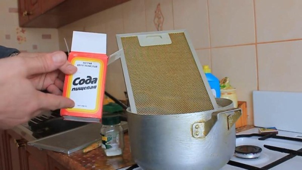 Cleaning the hood grate with soda solution