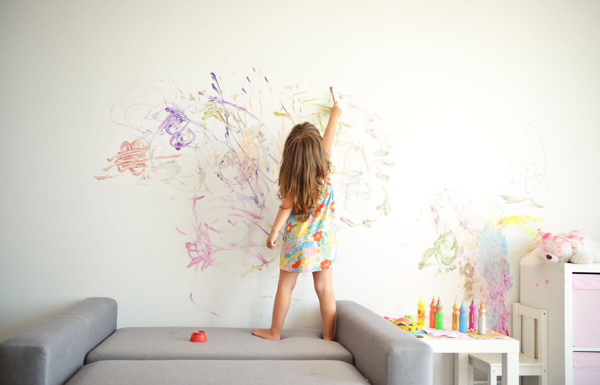 What to do if a child draws on wallpaper