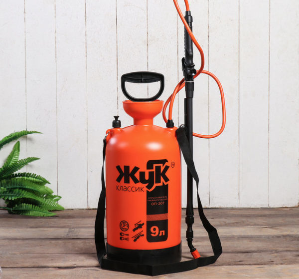 how does a pump sprayer work?