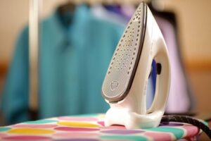 Iron with automatic shut-off