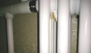 Repairing a leak in the pipe connection area