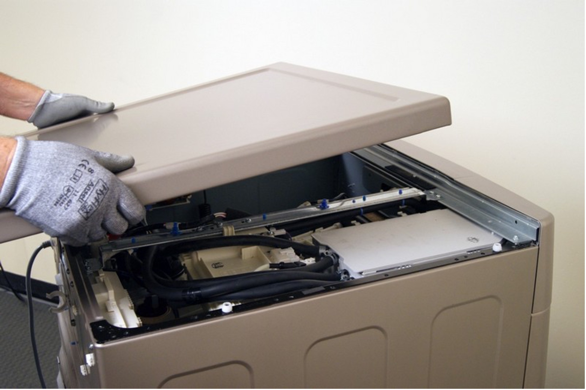 How to remove the lid from a washing machine - 3