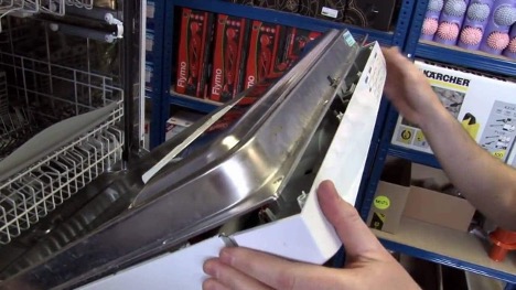 Why doesn't the dishwasher door lock?