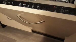The door on the dishwasher doesn't lock.