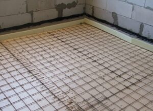 Installation of warm water floors in concrete screed