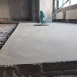 Semi-dry screed on a warm water floor