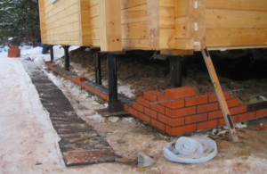 Insulation of foundations on screw piles