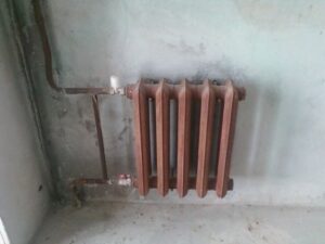 Fastening cast iron radiators to the wall