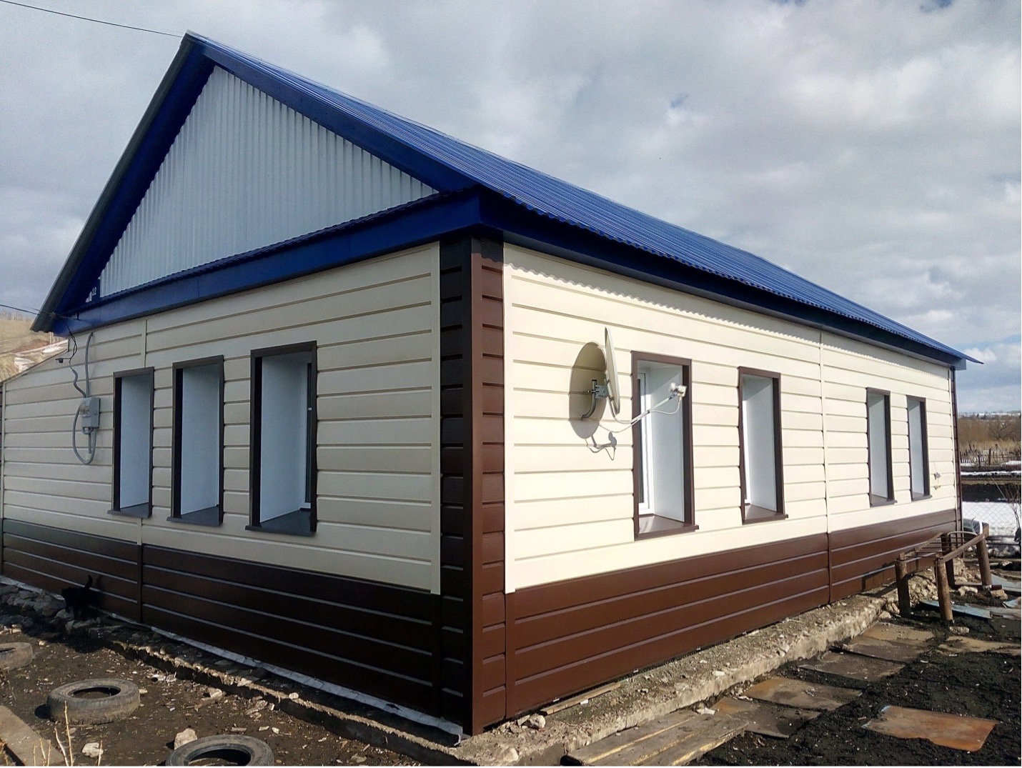 We cover the house with siding with our own hands