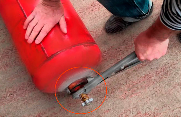 Change the valve on the gas cylinder