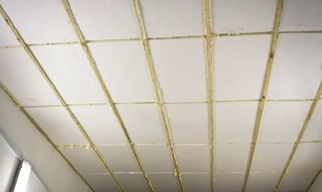 How to attach insulation to the ceiling