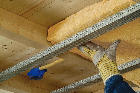 How to fix insulation to the ceiling