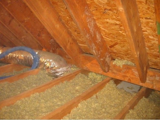 Insulation of clay with sawdust on the ceiling of a bathhouse